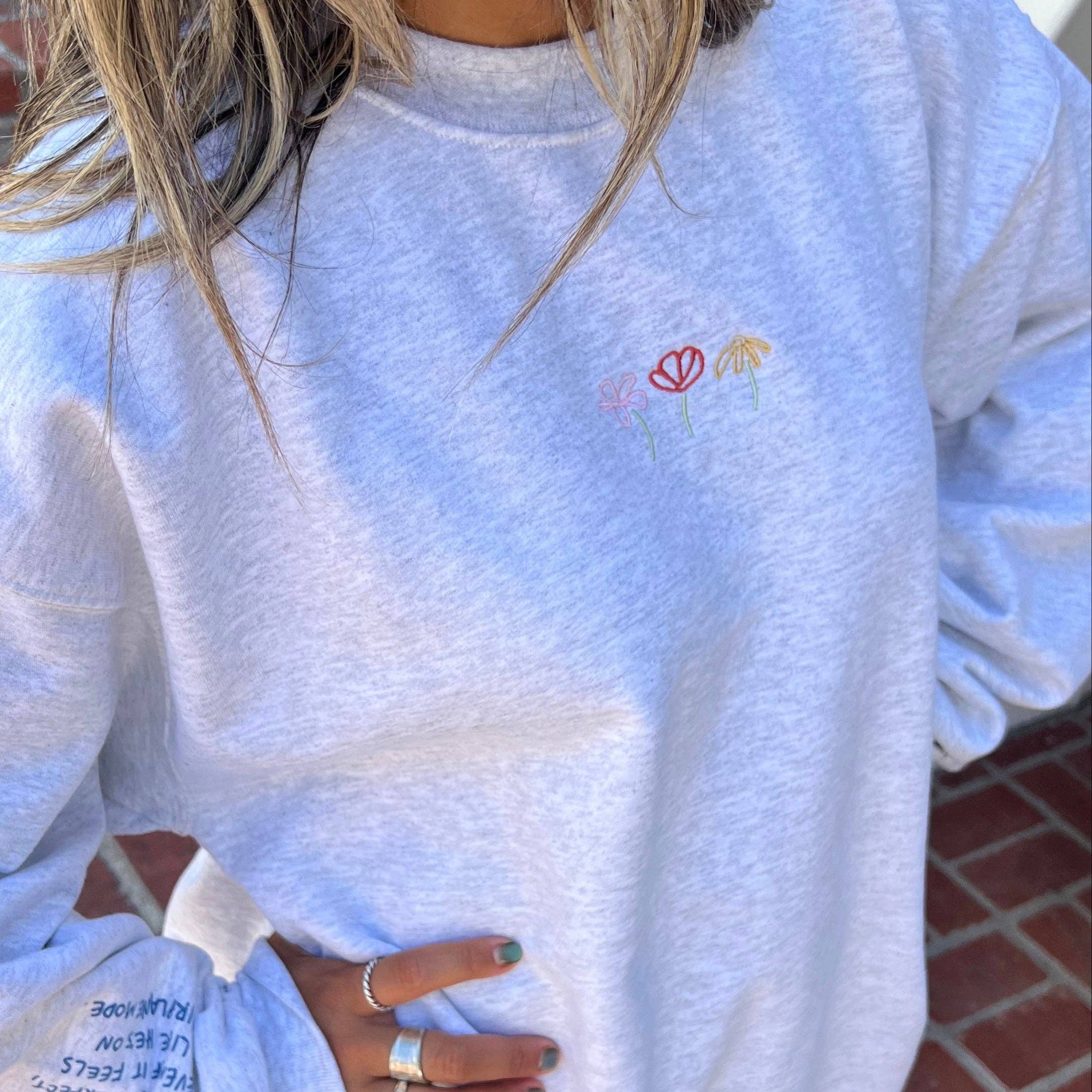 "FLOWER DOODLE" EMBROIDERED CREWNECK | ASH