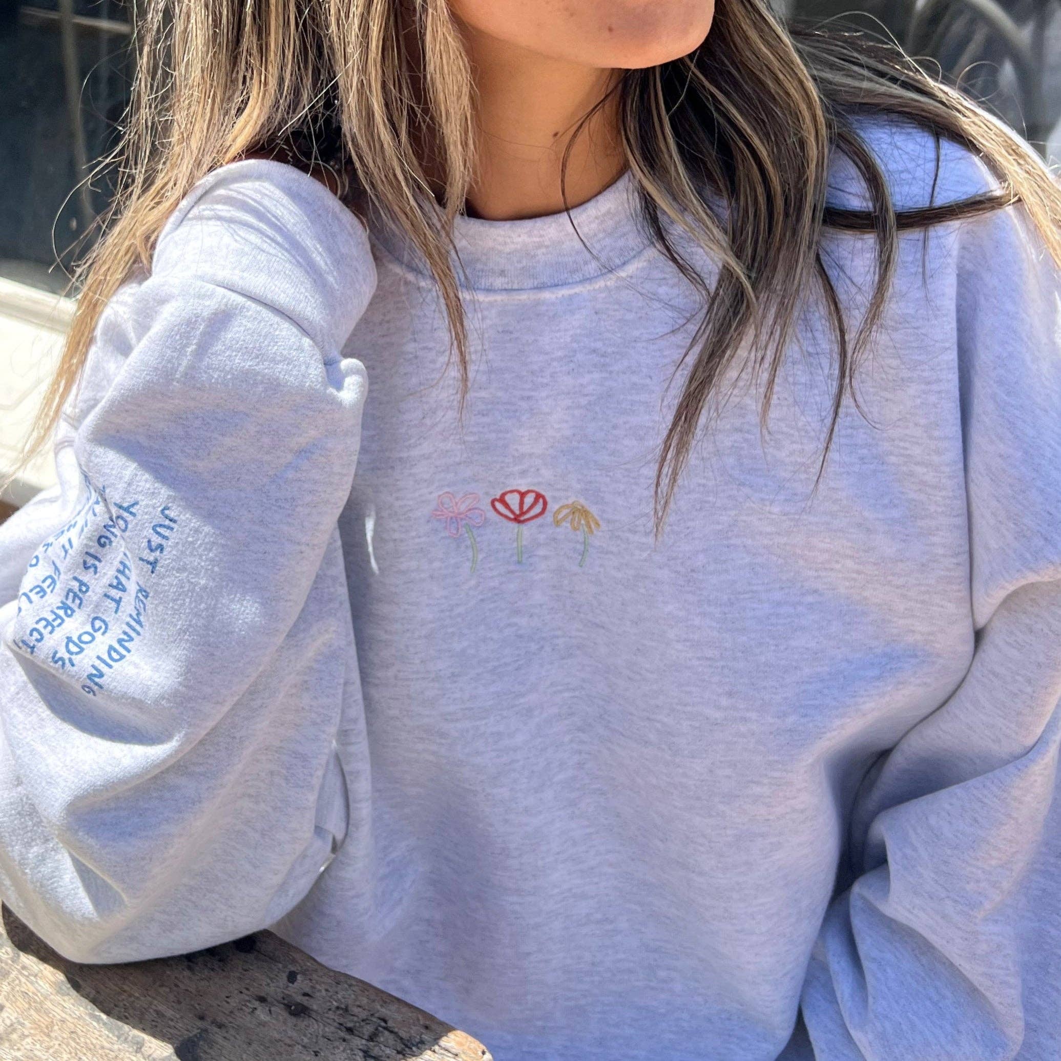 "FLOWER DOODLE" EMBROIDERED CREWNECK | ASH