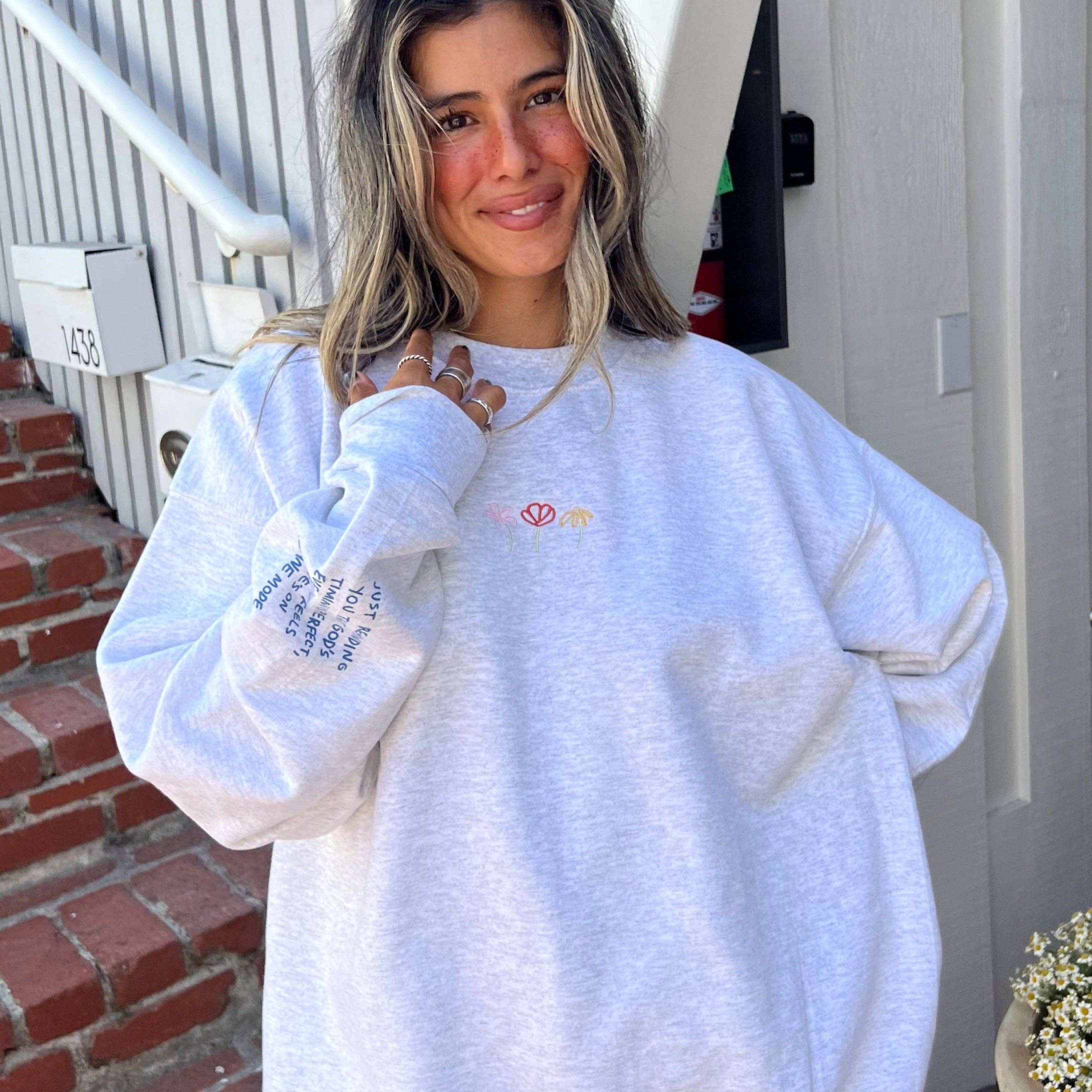 "FLOWER DOODLE" EMBROIDERED CREWNECK | ASH